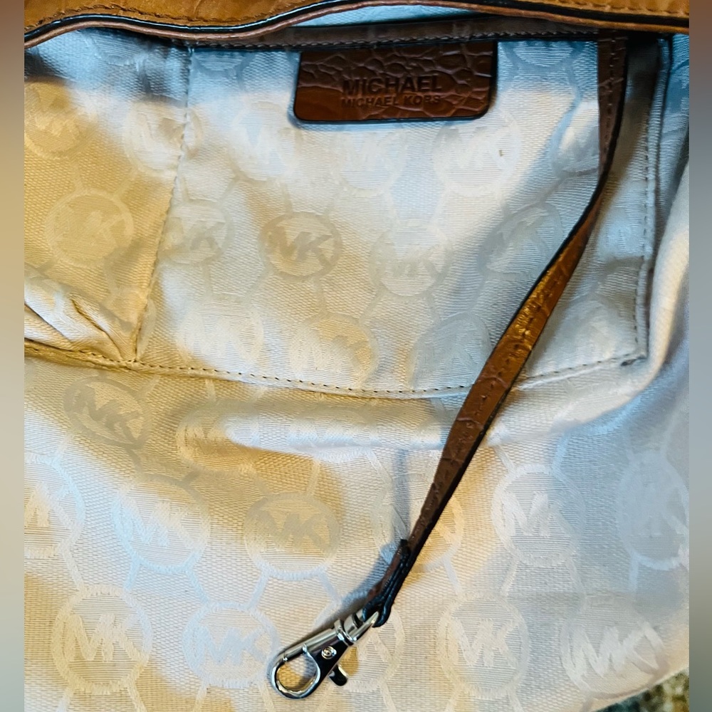 Michael Kors Large lock tote! Croc embellished leather! Rich brown! - Picture 4 of 10